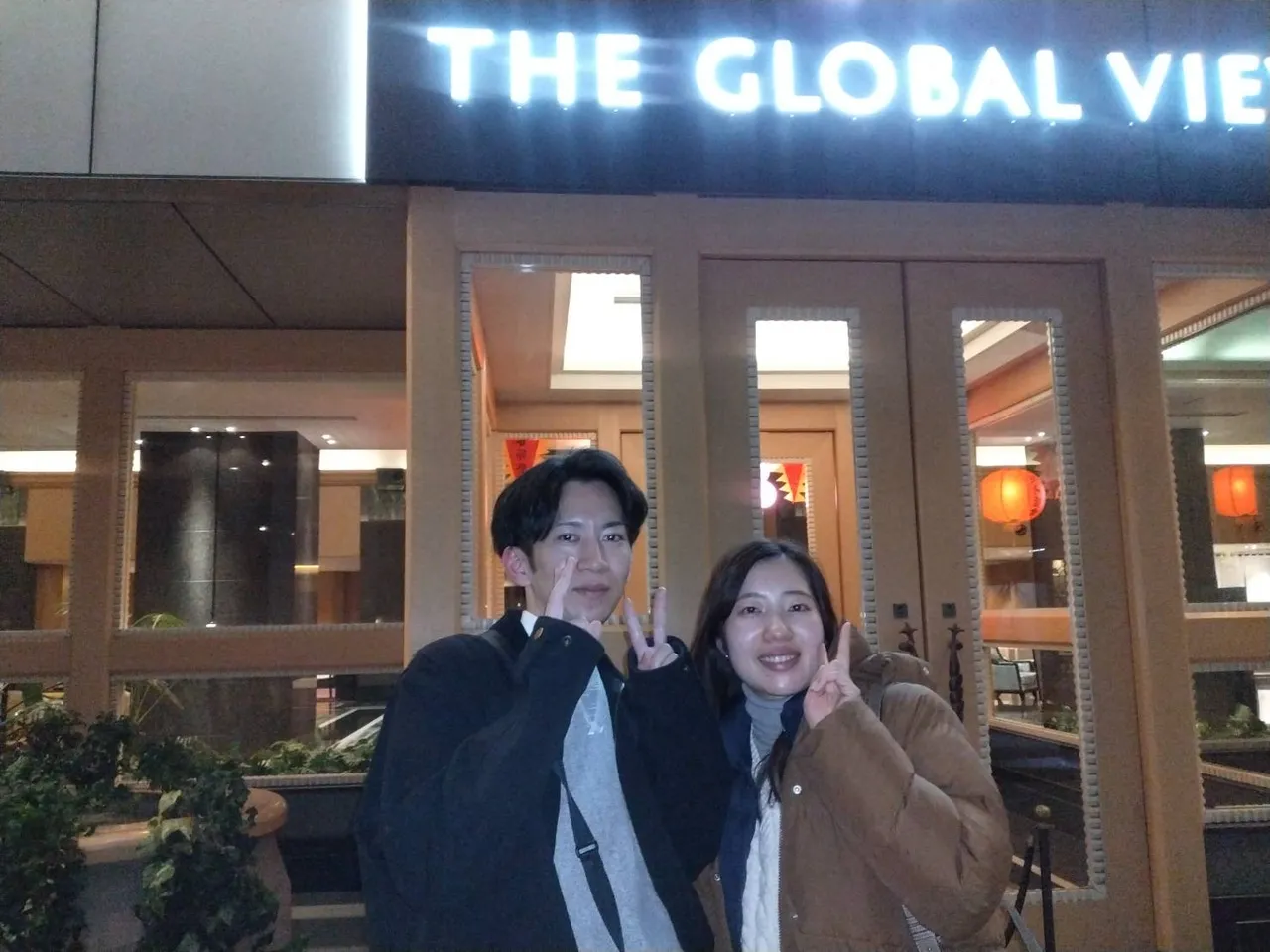 THE GLOBAL VIEWホテル前でのカップル写真