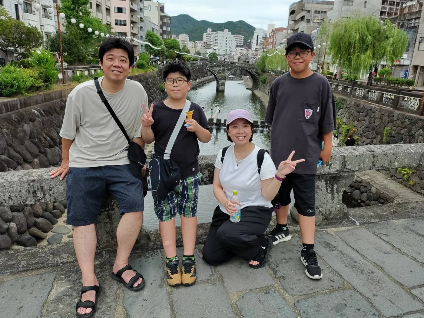 眼鏡橋でのご家族の記念写真