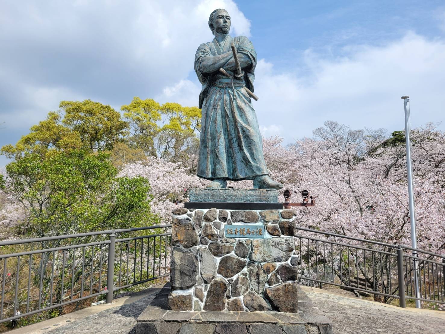 亀山社中の龍馬像